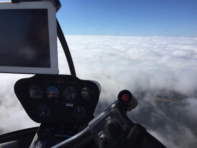 Helicoptero sobre las nubes